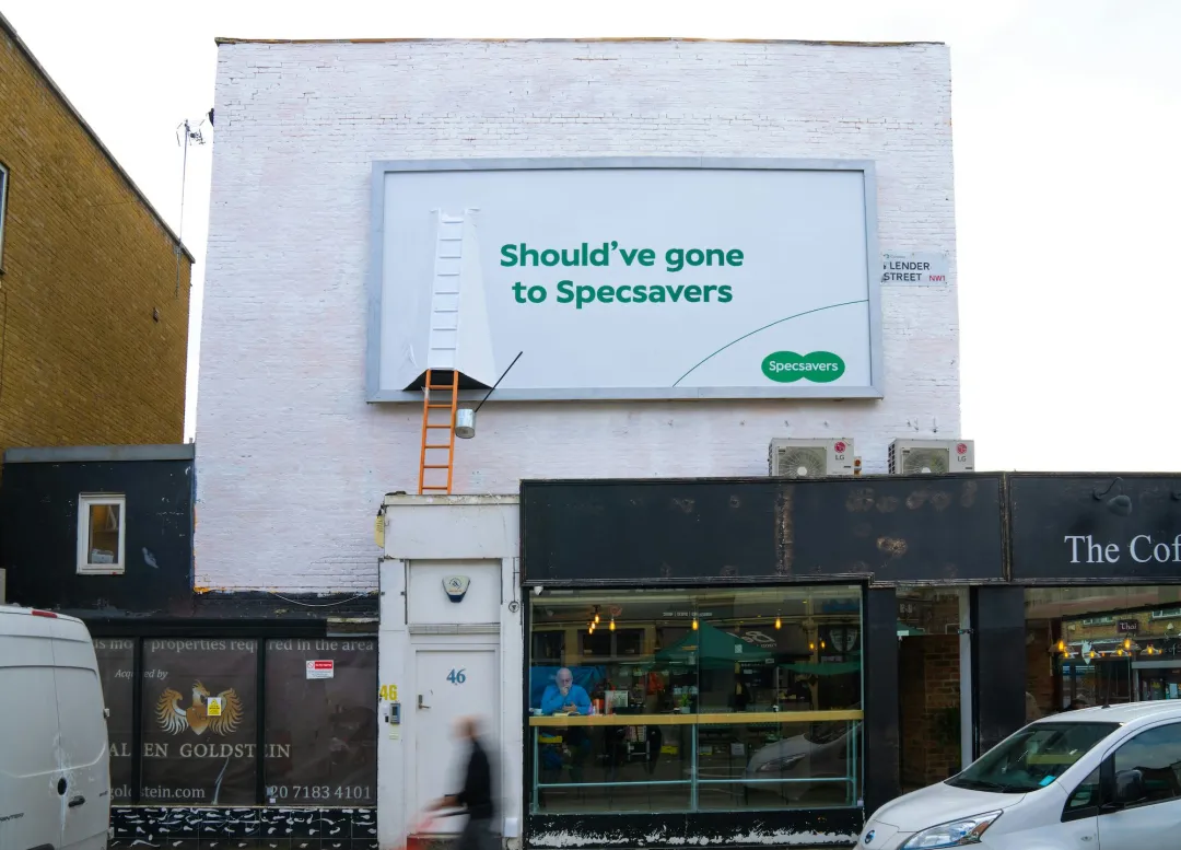 Specsavers「撞爆」英国街头，海外品牌创意营销新解法｜NJA洞察