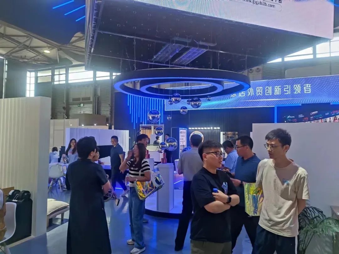 “大”放异彩!大健云仓点亮中国国际家具展