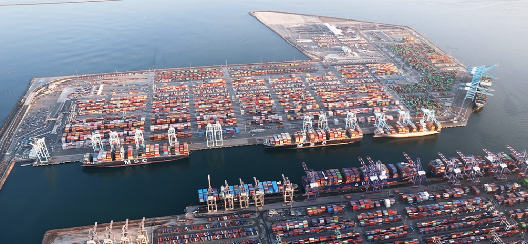 美西两大港口货运量持续攀升