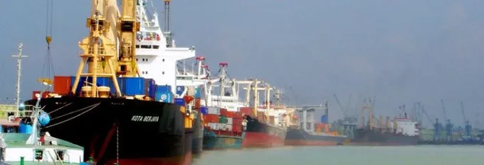 孟加拉国洪水淹路,卡车无法通行