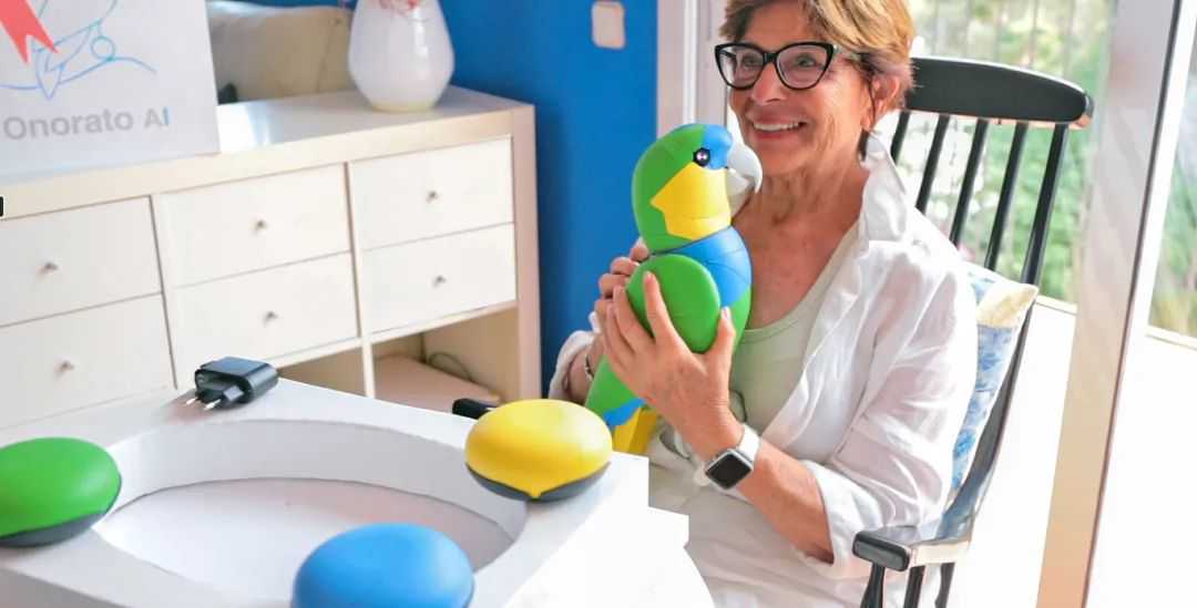 一只AI鹦鹉的启示：当银发经济遇上「情感革命」