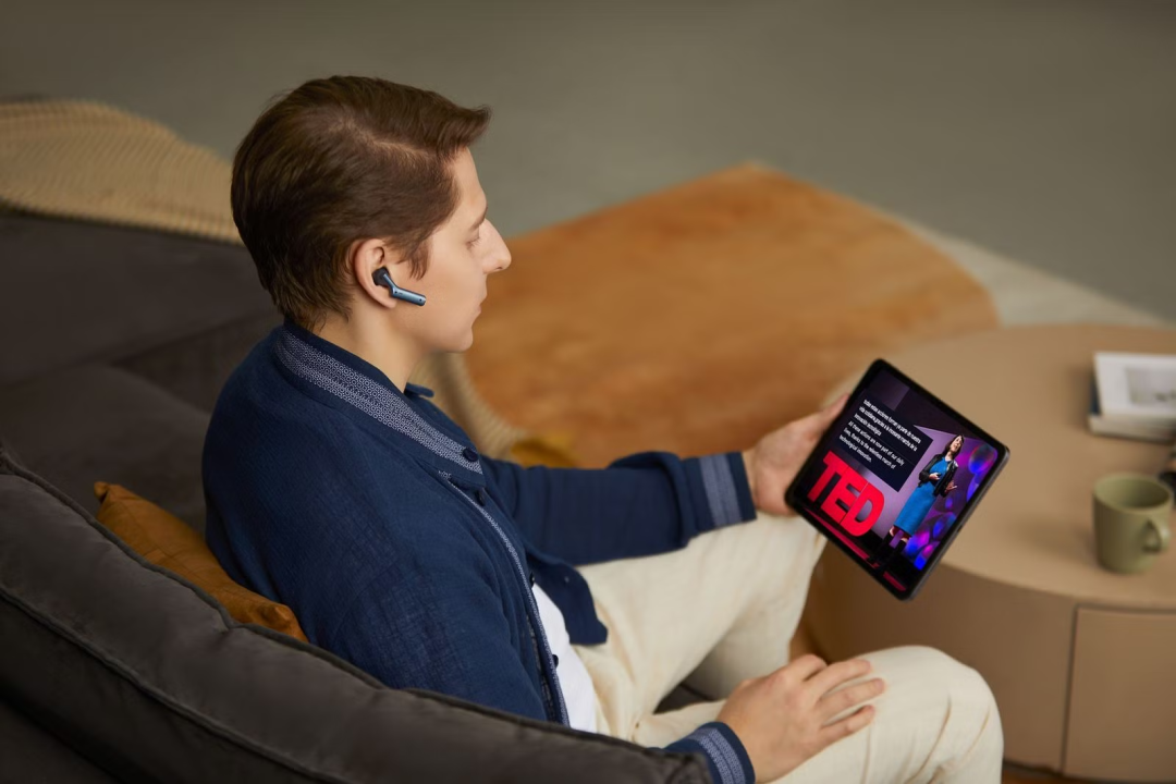 打败Google翻译的，居然是这副来自深圳的耳机