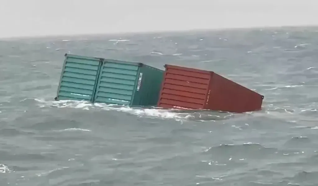 香港籍货轮遇险,27个集装箱坠海!