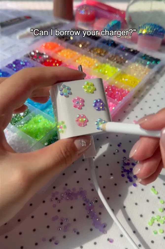 TikTok卖家靠“手搓”创意，把廉价水钻卖成百万爆款