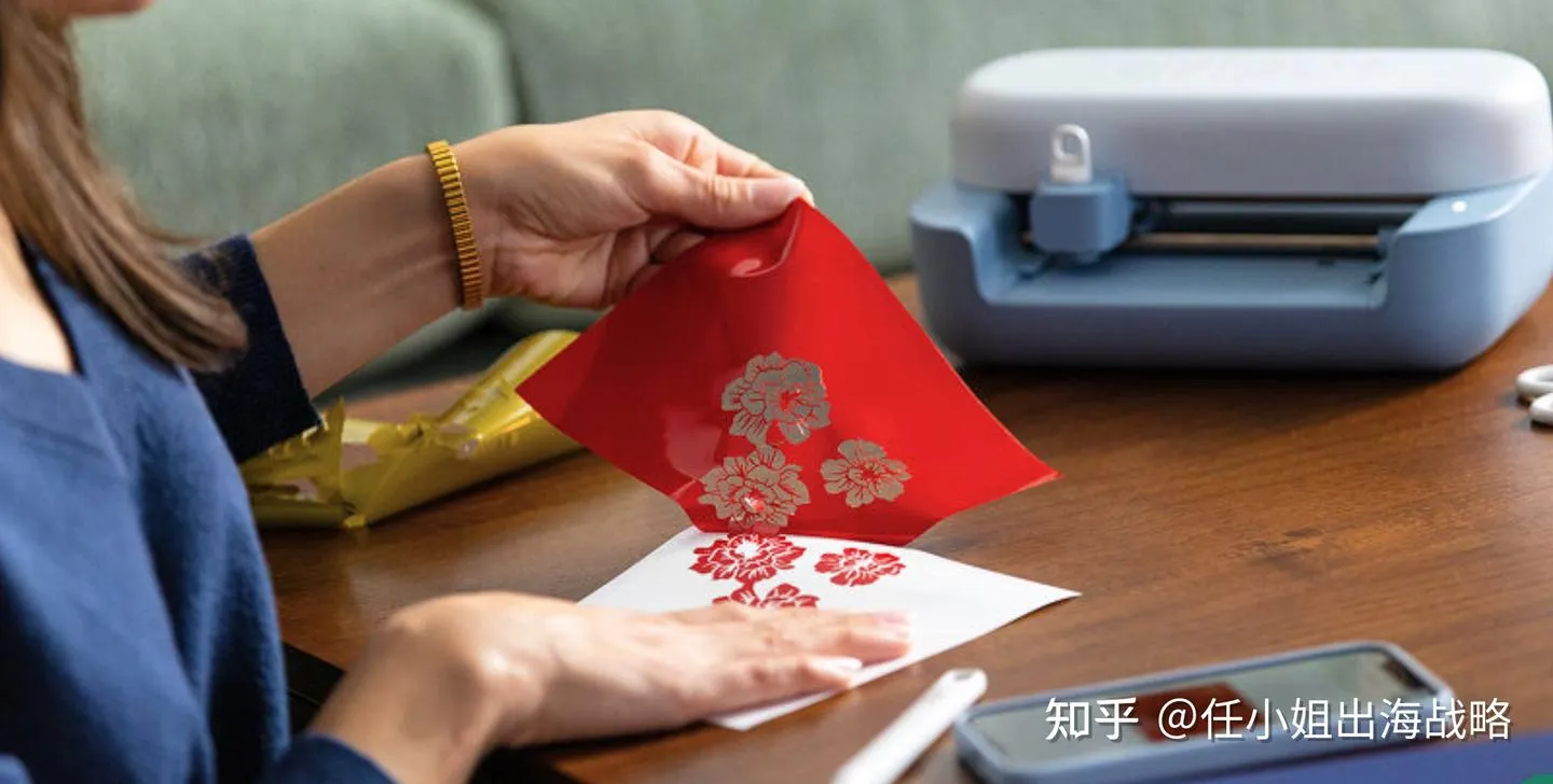 超300万人疯狂付费订阅！被北美主妇买爆的「家用智能切割机」，如何靠"剃须刀+刀片"模式称霸百亿手工艺市场？