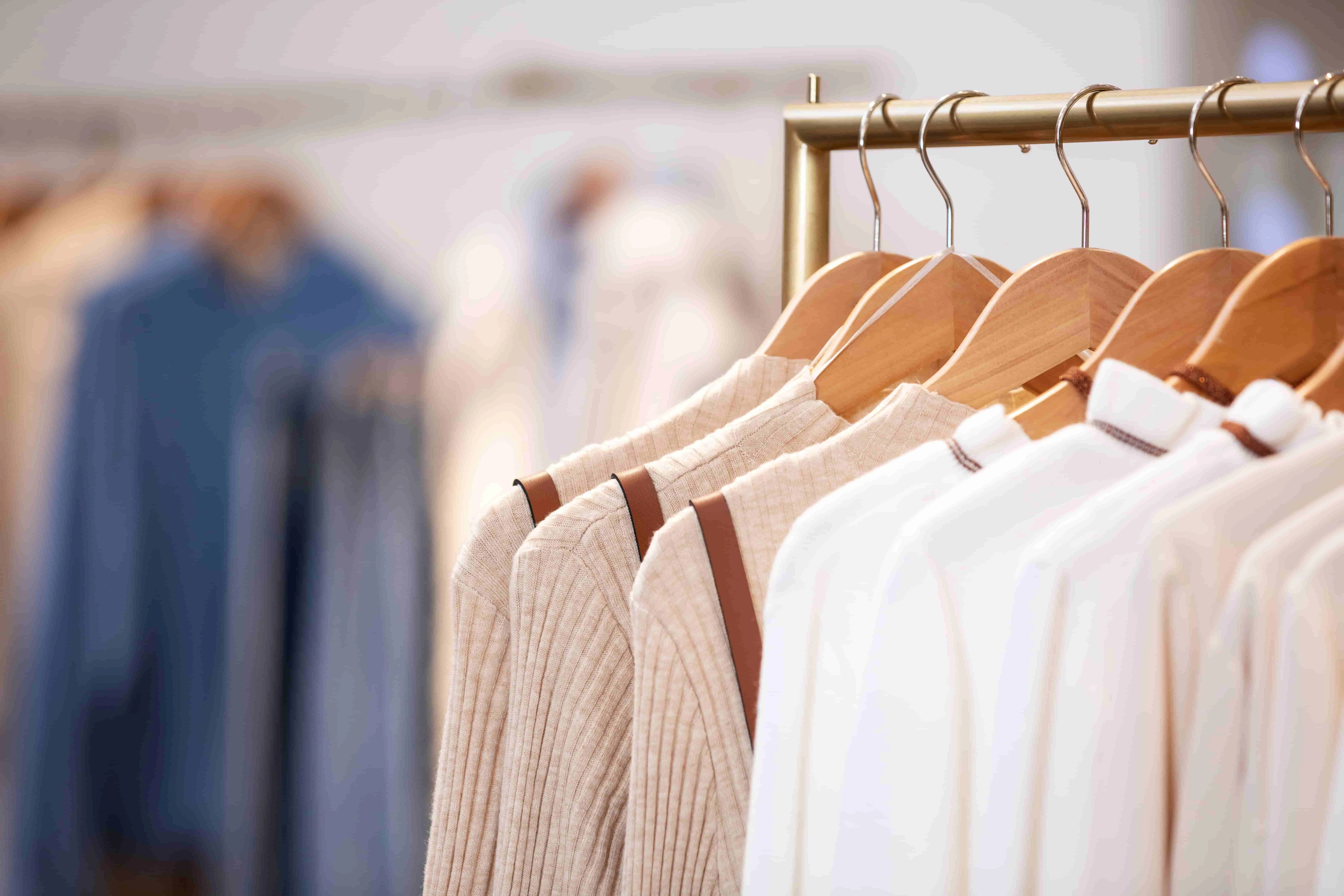 全球二手服饰市场加速增长，2029年规模将达3670亿美元