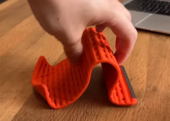 3C类目再现黑马!TikTok一款“手搓”型支架单日爆卖近10万