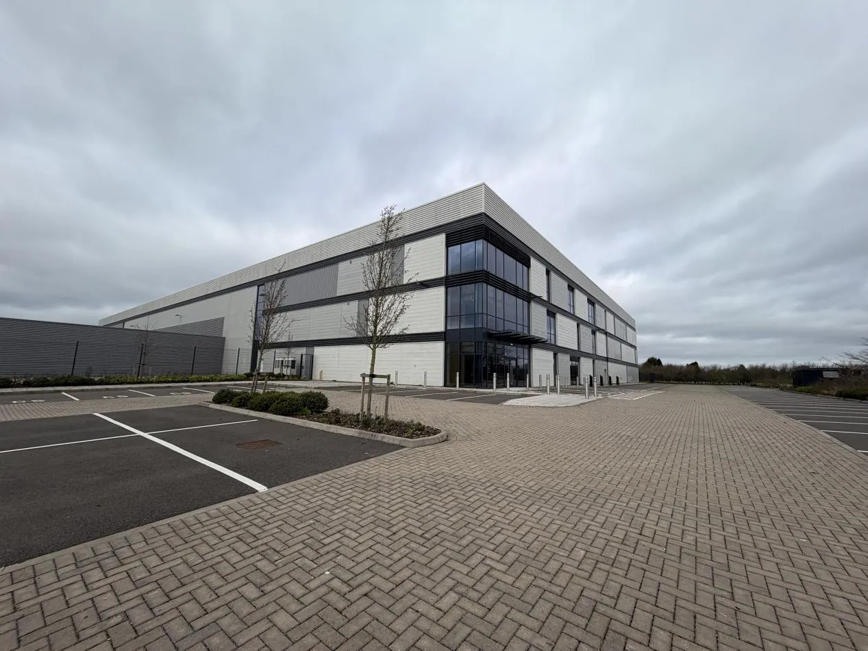 英国莱斯特新仓，10万平方英尺，5月15日启用，懂的来