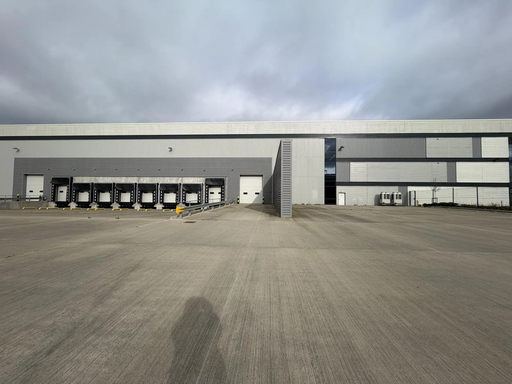 英国莱斯特新仓，10万平方英尺，5月15日启用，懂的来