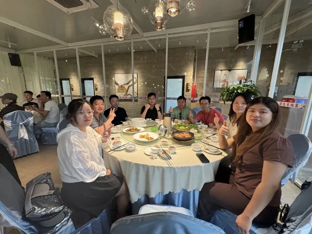 3d8c9f8eba7ff7fa69a7e70e992df6c1.jpg 凝心聚力,并肩前行!