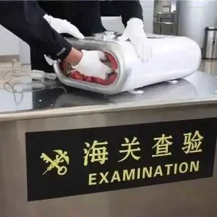 海关扣押期间，货物堆存费用应由何方承担？