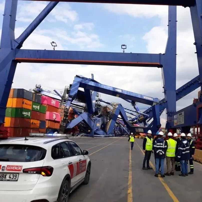 货柜落水！满载中国货物！14000TEU巨轮撞上岸桥