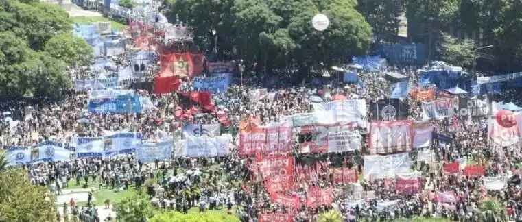 彻底崩了！15万人大罢工！商业活动或遭重创！
