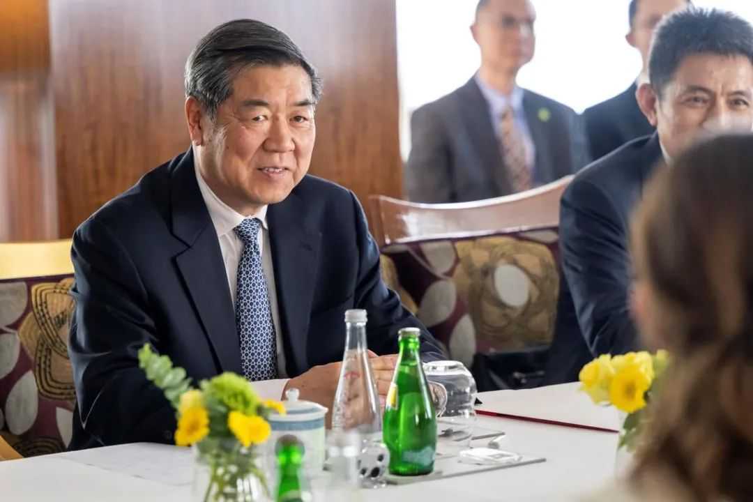 中美经贸中方牵头人、国务院副总理何立峰5月11日表示，在当前形势下，日内瓦会谈受到国际社会高度关注。经过双方共同努力，会谈富有成效，迈出了通过平等对话协商解决分歧的重要一步。（路透社）