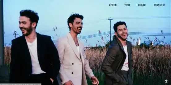 男人们站在一起 AI 生成的内容可能不正确。