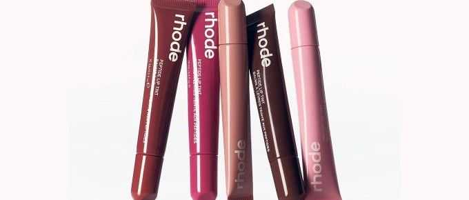 一支唇蜜狂赚 1.32 亿，Z 世代为何对 Rhode 趋之若鹜？拆解其三重破圈逻辑