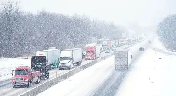 双重暴击！美东暴雪+卡车司机新规，节日季物流面临大考，你的货物还要等多久？