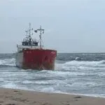 遭遇强风暴，一艘老旧货船在土耳其海域搁浅！