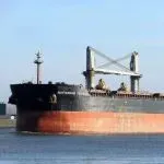 一大型货船靠泊中国港口时突发火灾，事故调查正在进行中