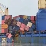 突发！堆垛倒塌，大量集装箱落海、损毁
