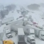 延误预警！美国40+货运卡车相撞，现场惨烈