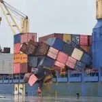 大量集装箱坍塌落水！一货轮航行途中遭遇事故