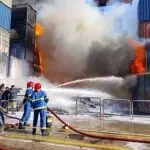 注意！港口码头突发大火！近20个集装箱被焚毁！