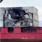 突发！一集装箱船航行中被袭击，船上多个柜子被炸穿！