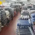 注意！意大利一仓库被查！涉及大量服装和布料！