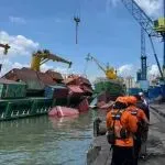 突发惨剧！集装箱船码头倾覆，30柜坠海，1名工人不幸遇难！