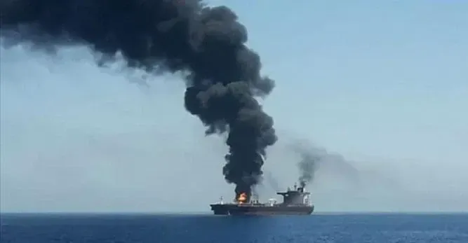 突发！一艘集装箱船遭导弹袭击，大面积失火！