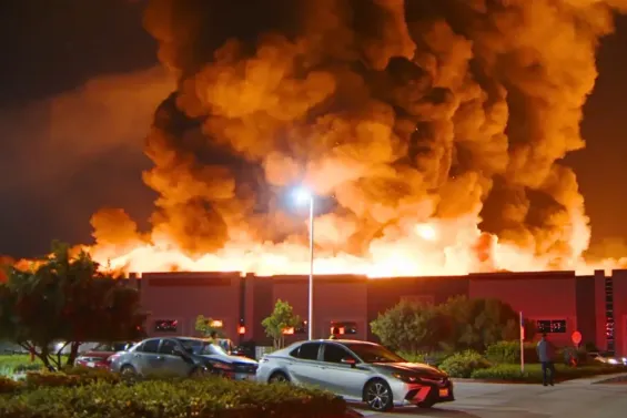 有仓库员工纵火被逮捕?美国加州超11万㎡海外仓突发大火,卖家赶紧确认货物安全!