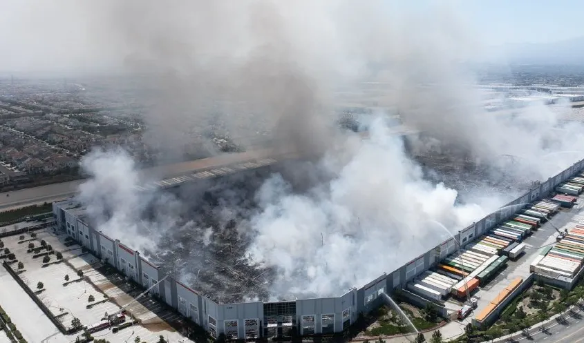 有仓库员工纵火被逮捕?美国加州超11万㎡海外仓突发大火,卖家赶紧确认货物安全!