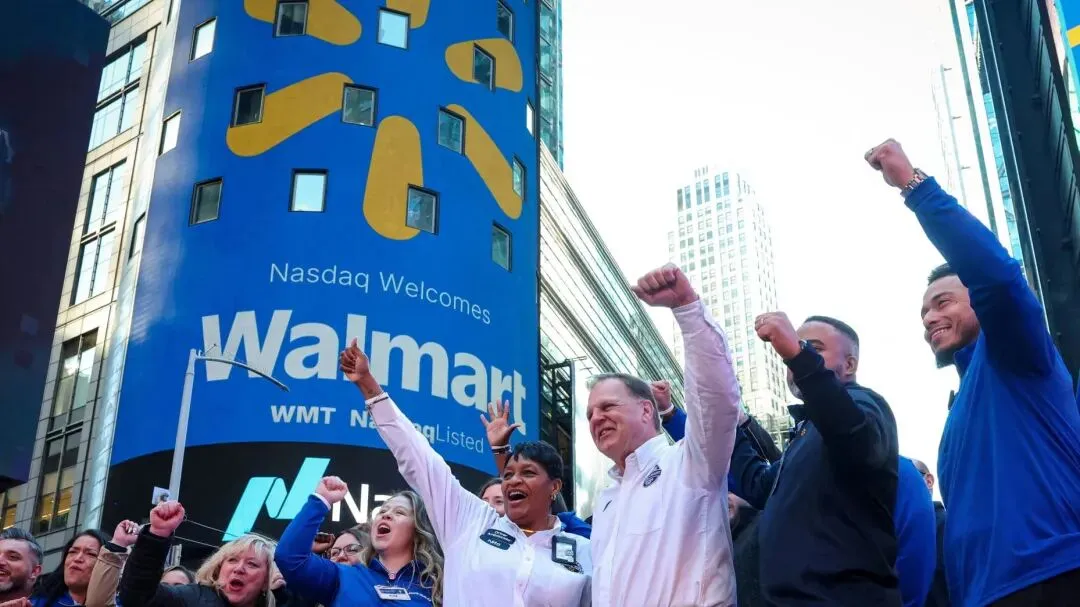 沃尔玛员工在2025年12月9日美国纽约市纳斯达克市场为庆祝公司上市转让而举行的开业钟声仪式上庆祝。