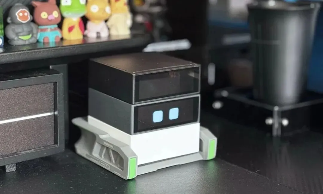 Cubie Desktop Companion Robot Makes Office Time Fun