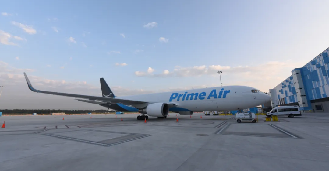 AirHub_01_停机坪飞机.jpg