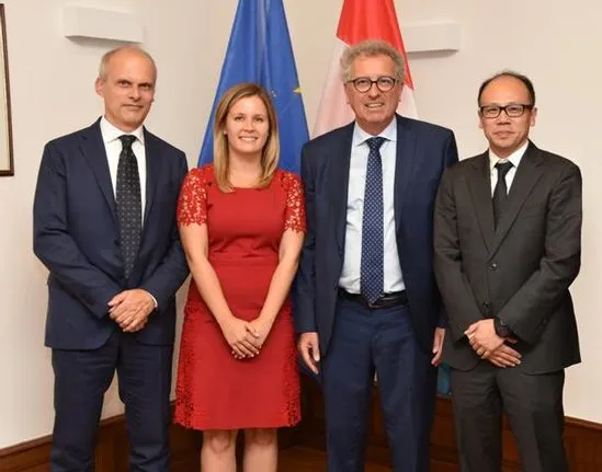 (从左到右依次为:PingPong欧洲首席合规官Mario Caporali, PingPong欧洲运营总监Danielle Kuhn, 卢森堡财政大臣皮埃尔·格拉美亚,PingPong CEO 陈宇 ) (从左到右依次为:PingPong欧洲首席合规官Mario Caporali, PingPong欧洲运营总监Danielle Kuhn, 卢森堡财政大臣皮埃尔·格拉美亚,PingPong CEO 陈宇 )
