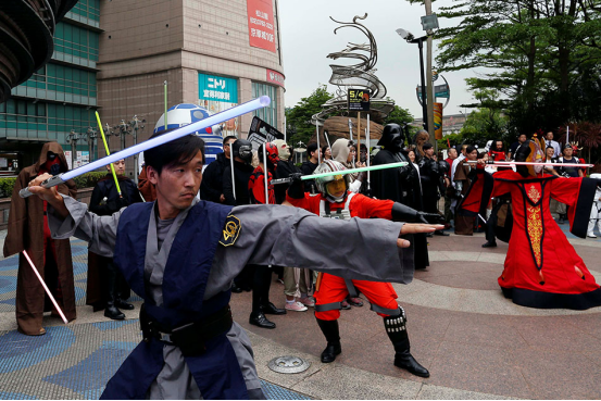 科技类玩具热销，星球大战周边“反超”芭比引领市场潮流