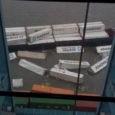 一集装箱船散落20个集装箱，造成该港口严重堵塞，而另一货船…