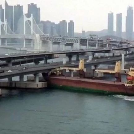 突发！一艘俄罗斯货船在釜山撞上了高速公路大桥