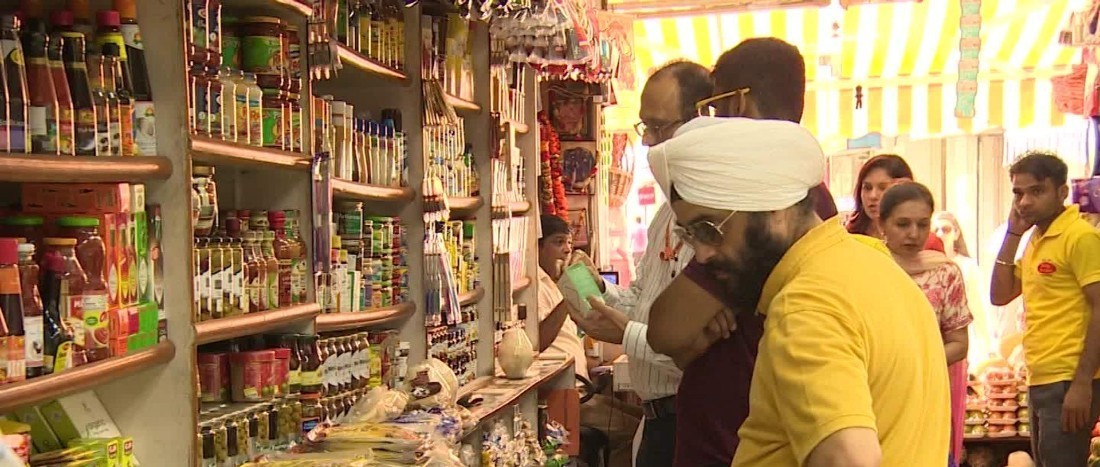 配个平板,夫妻店升级为2.0:这是发生在印尼和印度的“新零售”