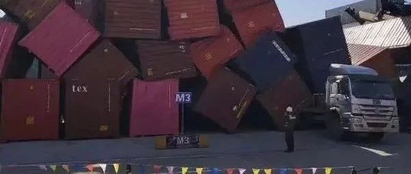 突发：舟山港正在作业的吊机突然倒塌，集装箱散落一地
