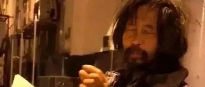 利欲社会!流浪大师被扒光围观,网红微商们的集体高潮