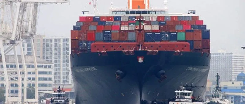 货主注意:“Yantian Express”已到达哈利法克斯港,受损的集装箱开始卸货