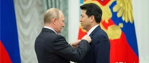 普京向中国驻俄大使李辉授予“友谊勋章”