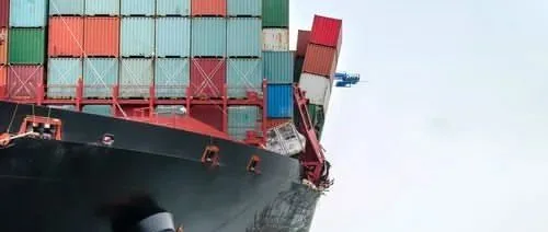 突发!一集装箱船在孟加拉国海域掉落43个集装箱