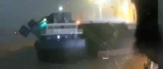 事故频发！一艘中国集装箱船失控撞上外轮，集装箱落入长江