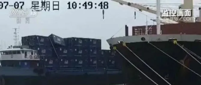 突发!一艘长江内支线集装箱船发生撞船事故!多个集装箱掉进长江!
