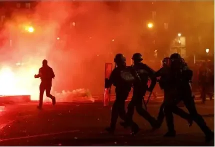 法国瘫痪！80万人大罢工，纵火抢砸不断，卖家的货将...