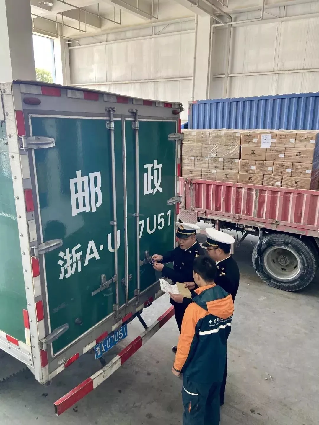 海关人员.jpg